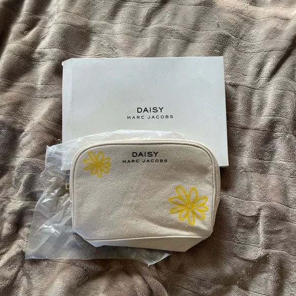 New Marc Jacobs Makeup Bag - Picture 2 of 5